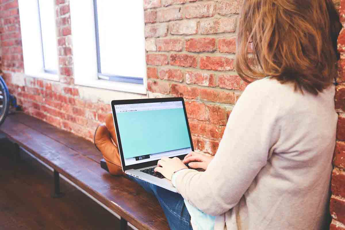 Staying Connected on the Move: Business Communication While Traveling in 2025